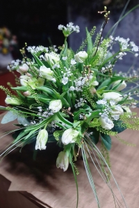 Bukiet z białych lekkich kwiatów